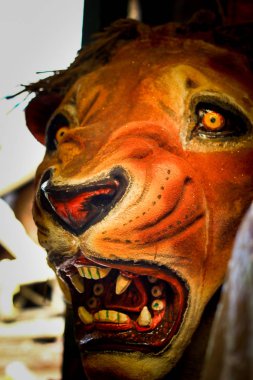 Kumartuli, Batı Bengal, Hindistan, Temmuz 2018. Aslan, büyük keskin köpek dişleri gösterilen bir kil idolü. Aslan Tanrıça Durga sürmek ve Durga puja en çok beklenen hindu Festivali dünya çapında.