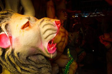 Kumartuli, Batı Bengal, Hindistan, Temmuz 2018. Aslan, büyük keskin köpek dişleri gösterilen bir kil idolü. Aslan Tanrıça Durga sürmek ve Durga puja en çok beklenen hindu Festivali dünya çapında.