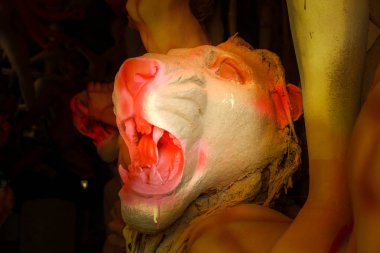 Kumartuli, Batı Bengal, Hindistan, Temmuz 2018. Aslan, büyük keskin köpek dişleri gösterilen bir kil idolü. Aslan Tanrıça Durga sürmek ve Durga puja en çok beklenen hindu Festivali dünya çapında.