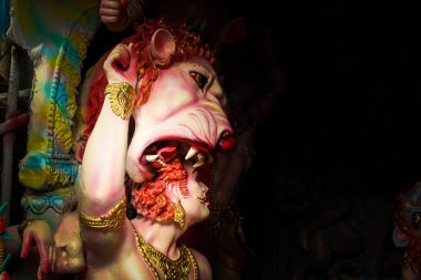 Kumartuli, Batı Bengal, Hindistan, Temmuz 2018. Aslan, büyük keskin köpek dişleri gösterilen bir kil idolü. Aslan Tanrıça Durga sürmek ve Durga puja en çok beklenen hindu Festivali dünya çapında.