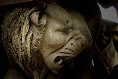 Kumartuli, Batı Bengal, Hindistan, Temmuz 2018. Aslan, büyük keskin köpek dişleri gösterilen bir kil idolü. Aslan Tanrıça Durga sürmek ve Durga puja en çok beklenen hindu Festivali dünya çapında.