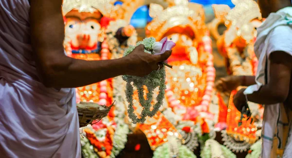 Mains Brahmane Purohit Panda Offrant Des Fleurs Blanches Rajanigandha Tuberose — Photo