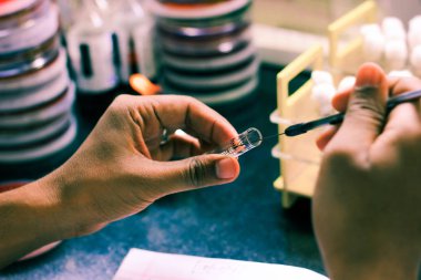 Bakteri aşılama aşılama döngü bilim adamı laboratuvar teknisyeni tarafından Mikrobiyoloji Laboratuvar olarak kullanarak bir test tüpü agar kültür ortamlardan