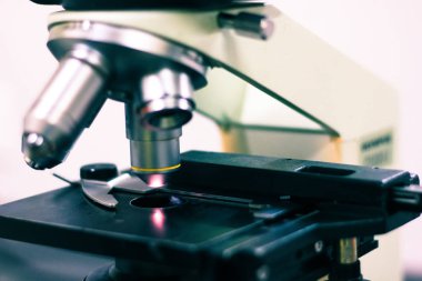 ışık ve optik göz parçası büyüteçler gösteren bir ışık mikroskop yan görünümü
