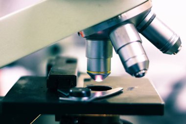 ışık ve optik göz parçası büyüteçler gösteren bir ışık mikroskop yan görünümü