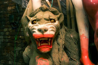 Aslan bir kil idol, evde beslenen hayvan binmek Tanrıça Durga yapım aşamasında