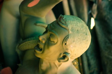 Bir Mahishashura Tanrıça Durga kalpli yapım aşamasında bir kil idol