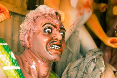 Bir Mahishashura Tanrıça Durga kalpli yapım aşamasında bir kil idol