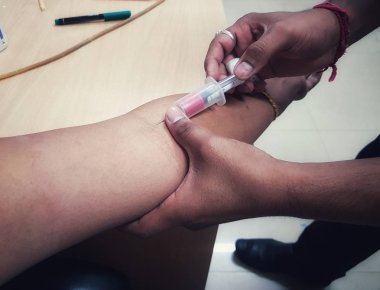 kan bir hastanın kol çizim iğne ve tüp ile bir phlebotomist teknisyeni