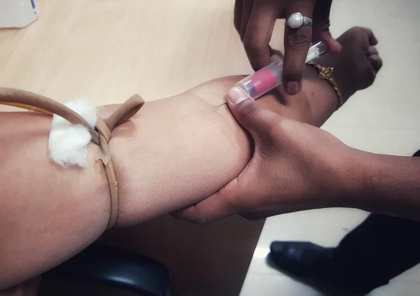 Técnico Flebotomista Que Extrae Sangre Del Brazo Paciente Con Aguja — Foto de Stock