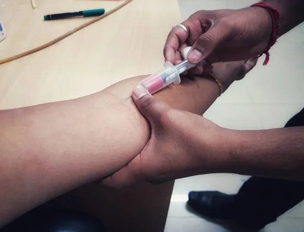 kan bir hastanın kol çizim iğne ve tüp ile bir phlebotomist teknisyeni