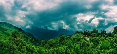 Temmuz 2018, Sikkim, India: Himalaya dağ silsilesi bir bulutlu gün boyunca hanumantok görünümü noktadan panoramik manzaralı. Bu çok ünlü turistik spot: sikkim, India