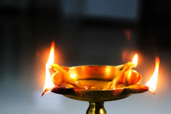 神聖な礼拝のプージャーの油真鍮ランプ Diya のクローズ アップ ビュー — ストック写真