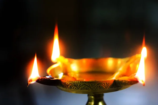 神聖な礼拝のプージャーの油真鍮ランプ Diya のクローズ アップ ビュー — ストック写真