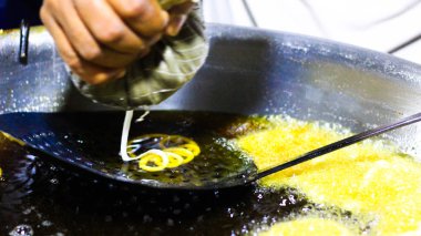 Jalebi büyük bir kapta şeker şurubu içinde kızarmış bir Hint tatlı yemek