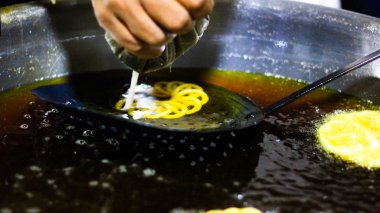 Jalebi büyük bir kapta şeker şurubu içinde kızarmış bir Hint tatlı yemek