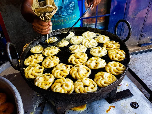 Jalebi Ein Indisches Süßes Gericht Das Zuckersirup Einem Großen Behälter — Stockfoto