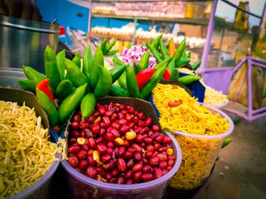 bir lokanta satıcı tarafından satılan jhalmuri karışımı chaat