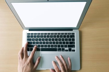 Touchpad laptop ekranında üst reklam alanı ile bir dizüstü bilgisayar görünümünün işletim parmak