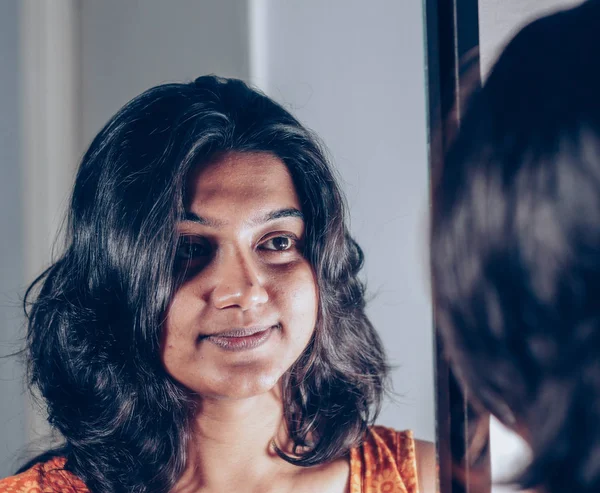 Jonge Dame Met Donkere Haren Glimlachend Zijn Spiegelbeeld — Stockfoto