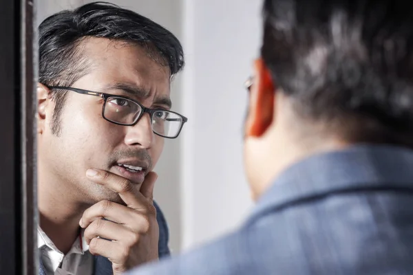 Asiático Homem Terno Cuidando Sua Aparência Frente Espelho Beleza Estilo — Fotografia de Stock