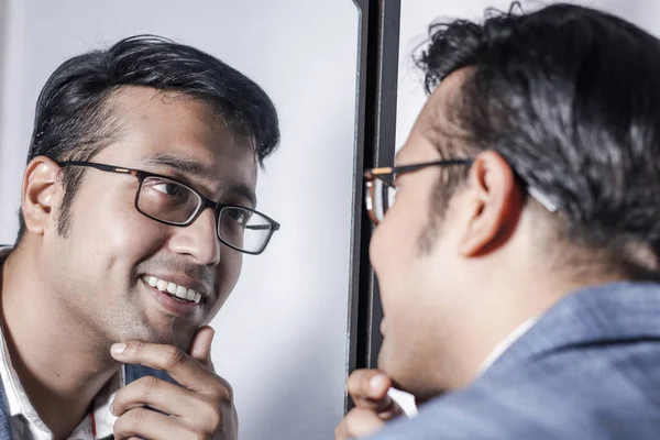 亚洲男人穿着西装看着他的出现在镜子前的美丽造型生活方式 — 图库照片