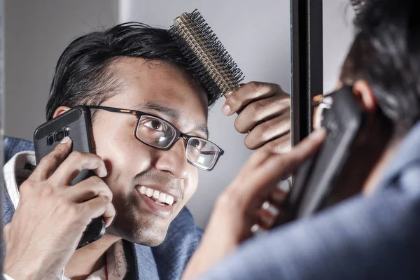 Asiático Hombre Traje Cuidado Después Aparición Frente Espejo Belleza Estilo —  Fotos de Stock