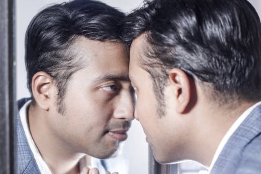 bir ayna güzellik stil yaşam tarzı önünde onun görünümünü sonra arıyor takım elbiseli Asyalı adam.