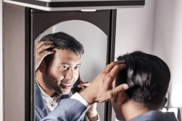 亚洲男人穿着西装看着他的出现在镜子前的美丽造型生活方式 — 图库照片