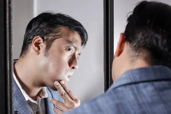 Asiático Homem Terno Cuidando Sua Aparência Frente Espelho Beleza Estilo — Fotografia de Stock