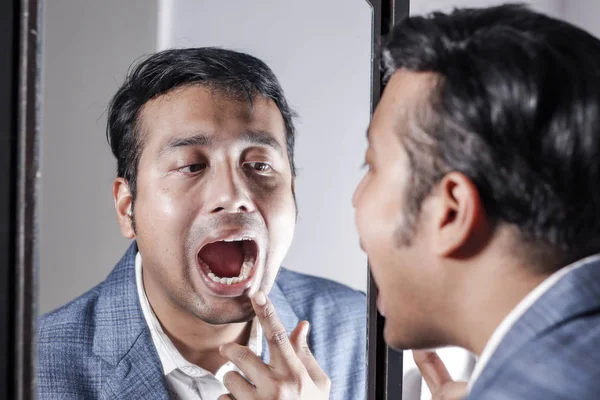 Asiático Homem Terno Cuidando Sua Aparência Frente Espelho Beleza Estilo — Fotografia de Stock