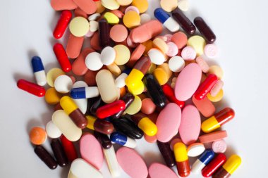 Tıp hapları tablet kapsül beyaz arka planda yığını