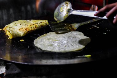 Çin böreği sıcak tava üzerinde petrol ve paratha ve salata ile yapım
