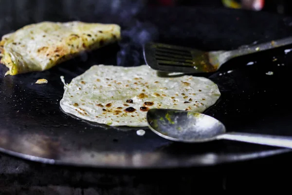 Membuat Telur Gulung Pada Panci Penggorengan Panas Dengan Minyak Dan — Stok Foto