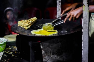 Çin böreği sıcak tava üzerinde petrol ve paratha ve salata ile yapım