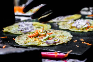 Çin böreği sıcak tava üzerinde petrol ve paratha ve salata ile yapım