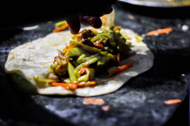 Çin böreği sıcak tava üzerinde petrol ve paratha ve salata ile yapım