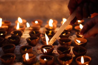 toprak diya lamba aydınlatma mumlar vesilesiyle diwali ve sandhi pujo ile