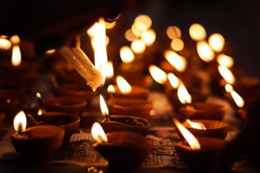 toprak diya lamba aydınlatma mumlar vesilesiyle diwali ve sandhi pujo ile