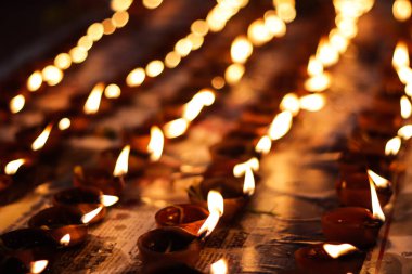 toprak diya lamba aydınlatma mumlar vesilesiyle diwali ve sandhi pujo ile