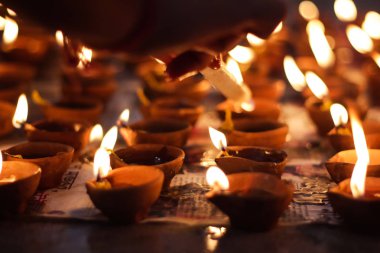 toprak diya lamba aydınlatma mumlar vesilesiyle diwali ve sandhi pujo ile