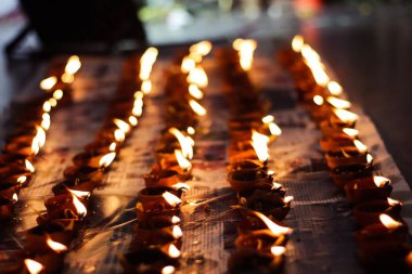 toprak diya lamba aydınlatma mumlar vesilesiyle diwali ve sandhi pujo ile