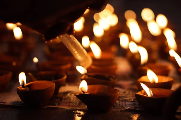 在排灯节和变调 Pujo 的场合 土迪亚灯照明与蜡烛 — 图库照片