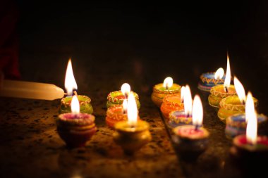 toprak diya lamba aydınlatma mumlar vesilesiyle diwali ve sandhi pujo ile
