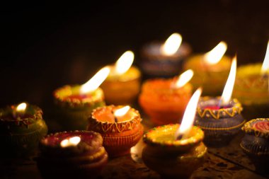 toprak diya lamba aydınlatma mumlar vesilesiyle diwali ve sandhi pujo ile