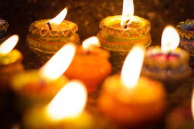 toprak diya lamba aydınlatma mumlar vesilesiyle diwali ve sandhi pujo ile