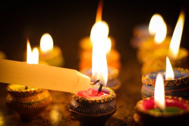 toprak diya lamba aydınlatma mumlar vesilesiyle diwali ve sandhi pujo ile