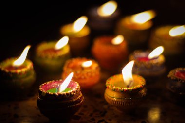 toprak diya lamba aydınlatma mumlar vesilesiyle diwali ve sandhi pujo ile