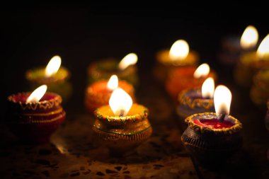 toprak diya lamba aydınlatma mumlar vesilesiyle diwali ve sandhi pujo ile