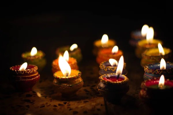 ディワリ祭と連声 Pujo 際に蝋燭と土製 Diya ランプ照明 — ストック写真